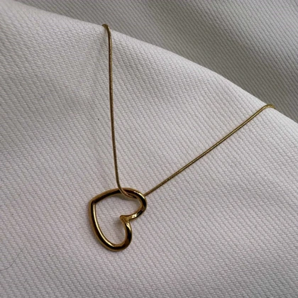 گردنبند استیل مدل «تک قلب» | زنجیر ماری (Snake) طلایی و پلاک منحنی