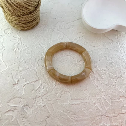 دستبند زنانه بنگل رزینی طرح بامبو عسلی مدل املیرا بامبو