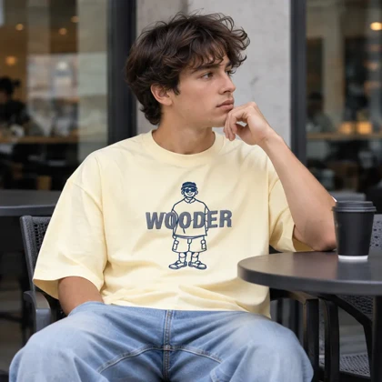 تیشرت مردانه باکسی دو نخ پنبه طرح عروسکی WOODER زرد کره‌ای پرسیسکا
