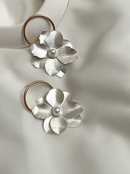 گوشواره گل حلقه‌ای