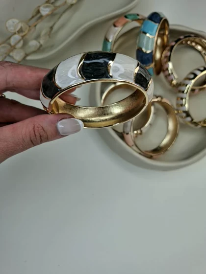 بنگل میناکاری پهن طرح کاشی کلاسیک (سفید و مشکی)