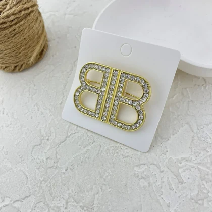 گل سینه زنانه طرح بلنسیاگا نگین‌دار، انتخابی شیک