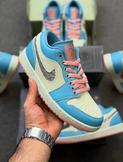 کتانی ویتنامی نایک ایر جردن وان لو فیروزه ایی صورتیNike Air Jordan 1 Low SE “ SOMOS ETERNOS”
