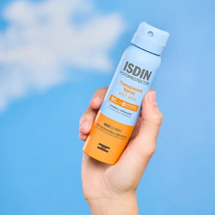 اسپری ضد آفتاب بی رنگ ایزدین ISDIN مدل Wet Skin با SPF50