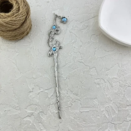 کانزاشی مو زنانه فلزی با نگین آبی و طراحی موج‌دار مدل آزرینا