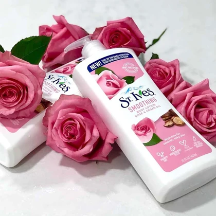 لوسیون بدن نرم کننده سنت ایوز St. Ives با عصاره گل رز و آرگان 621ml