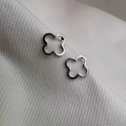 گوشواره استیل میخی طرح «شبدر توخالی» (مدل ونکلیف) | اقتصادی و مینیمال