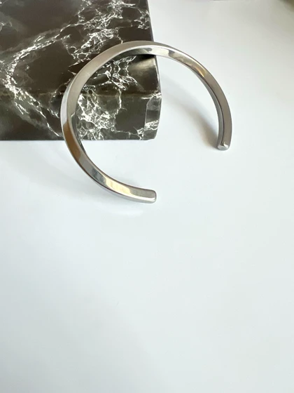 دستبند النگویی باز (Open Cuff) ضخیم مردانه – مینیمال و آبکاری نقره‌ای