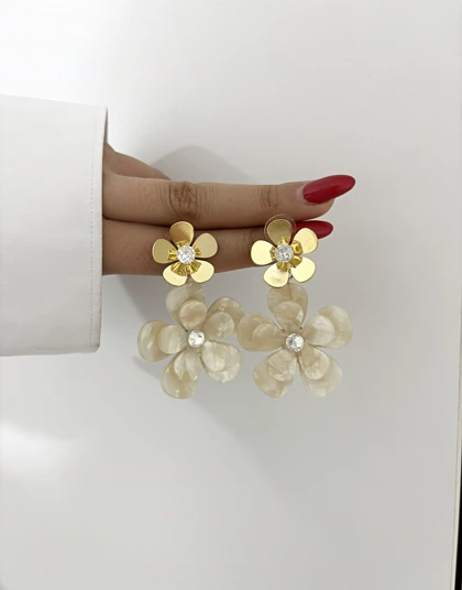 گوشواره گل سفید رزینی زنانه 885