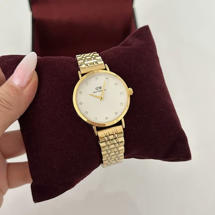 ساعت زنانه دنیل ولینگتون گرد طلایی صفحه سفید نگینی کد 914