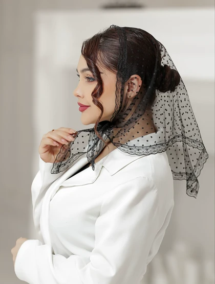 روسری تور سه گوش مخمل فلوک دور دانتل پارچه وارداتی