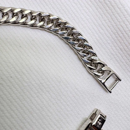 دستبند ژوپینگ طرح کارتیه (کوبان) نقره‌ای با قفل کتابی | یونیسکس