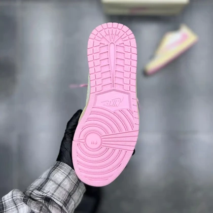 کفش نایک ایر جردن وان لو ترویس اسکات شای پینک Nike Air Jordan 1 Low Travis Scott Shy Pink
