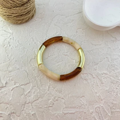 دستب زنانه بنگل رزینی طرح بامبو کرمی و کهربایی با جزئیات طلایی مدل کانلیرا