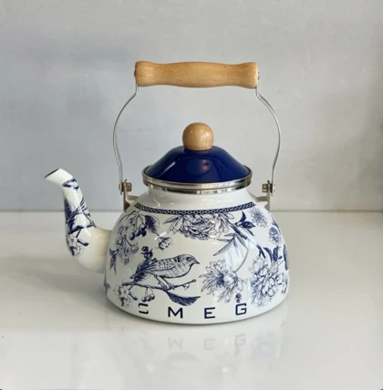 کتری لعابی سوتی طرحدار آبی و سفید SMEG