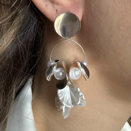 گوشواره با دیسک نقره‌ای و گلبرگ چین‌خورده و مروارید