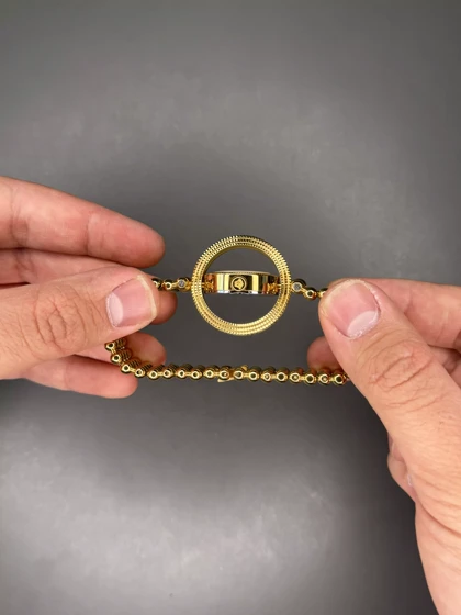 ساعت مچی ورساچه قاب چرخشی طلایی صفحه سفید Versace