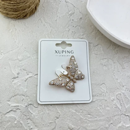 گل سینه زنانه ژوپینگ مدل اوریل فلای طرح پروانه نگین‌دار با جلوه طلایی