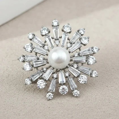 سنجاق سینه زنانه ژوپینگ مدل اسنول پرل طرح برف جواهری نگین‌دار با مروارید مرکزی