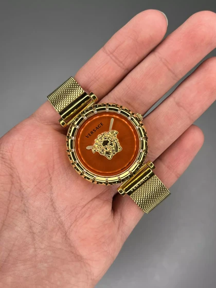ساعت مچی ورساچه بند حصیری طلایی صفحه نارنجی Versace
