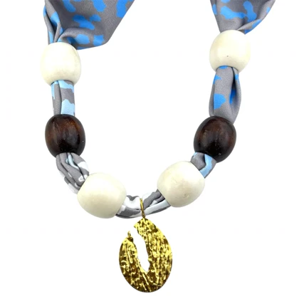 گردنبند زنانه مدل لئوآزور گلد طرح پلنگی لوکس با مهره‌های چوبی و آویز طلایی چکشی