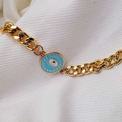 دستبند کارتیر استیل طرح «چشم‌نظر» | زنجیر کوبایی طلایی با پلاک میناکاری فیروزه‌ای