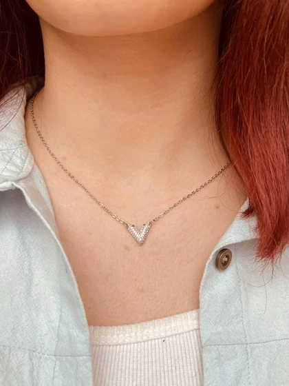 گردنبند V نگینی استیل