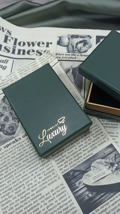 جعبه نیمست رنگ سبز داخل مخمل مشکی در ابعاد 710 و قطر 3.5 می باشد