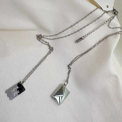 ست گردنبند دو نفره مدل «نامه و پاکت» | طراحی مینیمال و مفهومی (استیل سیلور)