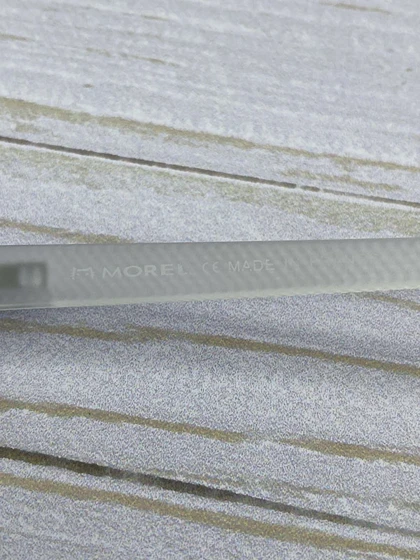 تجربه رانندگی ایمن با عینک آفتابی Oga Morel؛ عدسی پلی‌کربنات UV400 پلاریزه و فریم سبک TR90 برای راحتی و محافظت چشم.