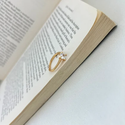 انگشتر زنانه مدل درخشش ابدی طرح طلا با نگین سولیتری