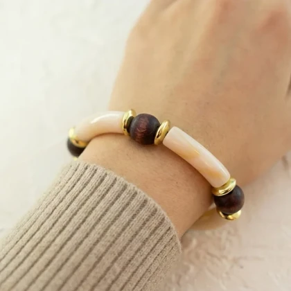 دستبند زنانه بنگل با بافت رزینی شیری و مهره چوبی با فینیش طلایی مدل وانیلیرا