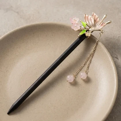 کانزاشی مو زنانه چوبی با آویز گل و پروانه مدل لپیرا