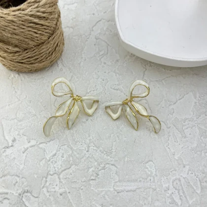 گوشواره زنانه مدل انابو طرح پاپیون با جلوه میناکاری و حاشیه طلایی