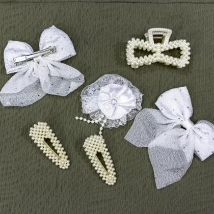 ست اکسسوری مو دخترانه سفید مرواریدی پاپیون پارچه‌ای و گل توری ظریف
