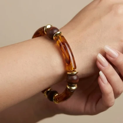 دستبند زنانه بنگل رزینی و چوبی چندتکه مدل لورا عسلی‑طلایی