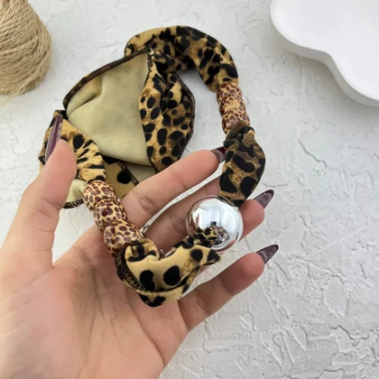 گردنبند زنانه مدل لئوسیلوا طرح پلنگی لوکس با گوی نقره‌ای براق و مهره‌های طرح دار