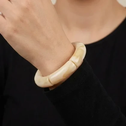 دستبند زنانه بنگل رزینی چندتکه مدل لورا کرم–شیری