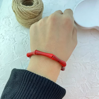 دستبند زنانه بنگل رزینی مدل روبینلا قرمز