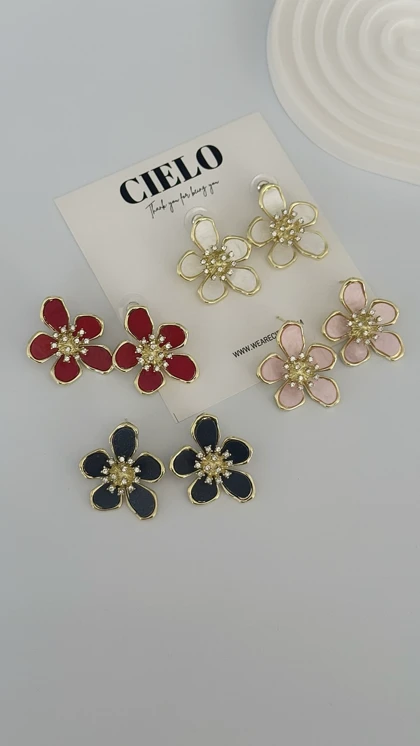 گوشواره گل شیشه ای