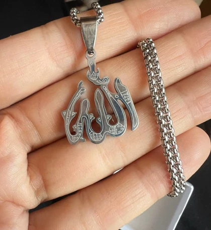 گردنبند مردانه آویز طرح "الله" (فونت اسلامی) رنگ نقره‌ای