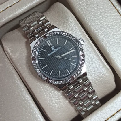 ساعت مچی زنانه طرح AP موتور ژاپن صفحه مشکی کیفیت A+++