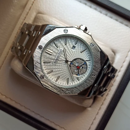 ساعت مچی مردانه طرح AP موتور کوارتز بند درجه یک صفحه سفید تقویم دار با قفل پروانه‌ای