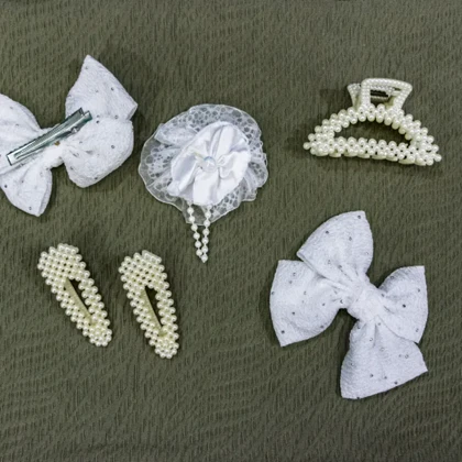 ست اکسسوری مو دخترانه سفید مرواریدی پاپیون، گل توری و کلیپس شیک