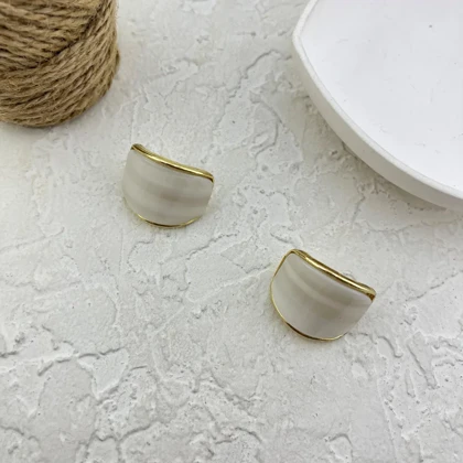 گوشواره زنانه مدل ایووریا طرح میناکاری مینیمال با فریم طلایی