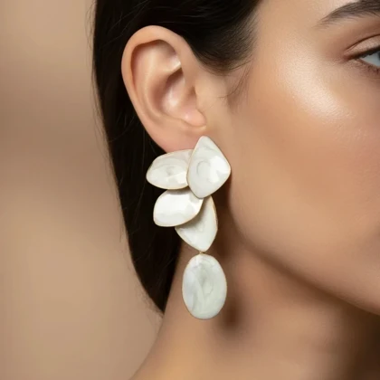 گوشواره زنانه مدل سپیدبرگ طرح برگ با میناکاری سفید