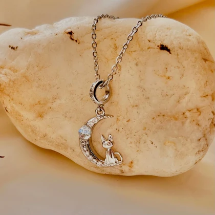 گردنبند طرح ماه و گریه