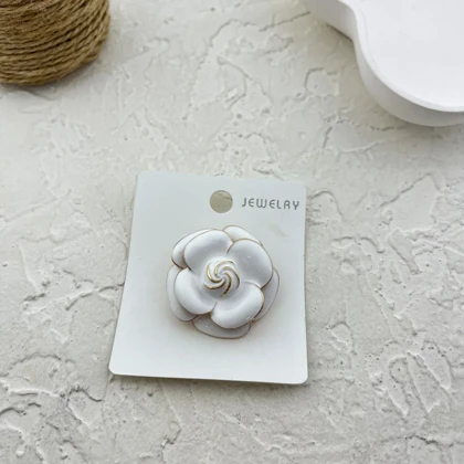 گل سینه زنانه طرح گل، ظرافت در اوج سادگی