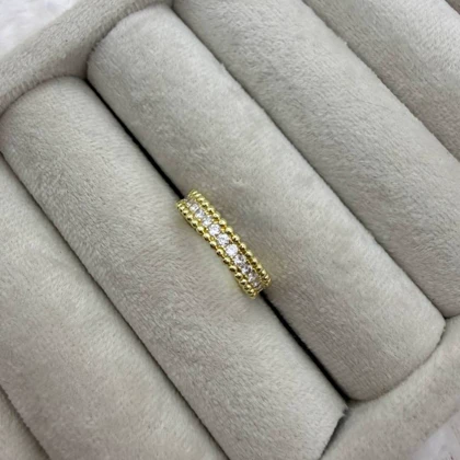 انگشتر طلایی نگین‌دار سه ردیفه