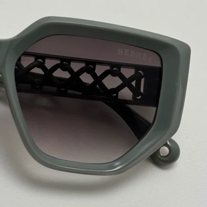 عینک آفتابی زنانه هرمس مدل Hermes Cut Out دسته چرمی سبز رولکسی کد رفرنس 1178